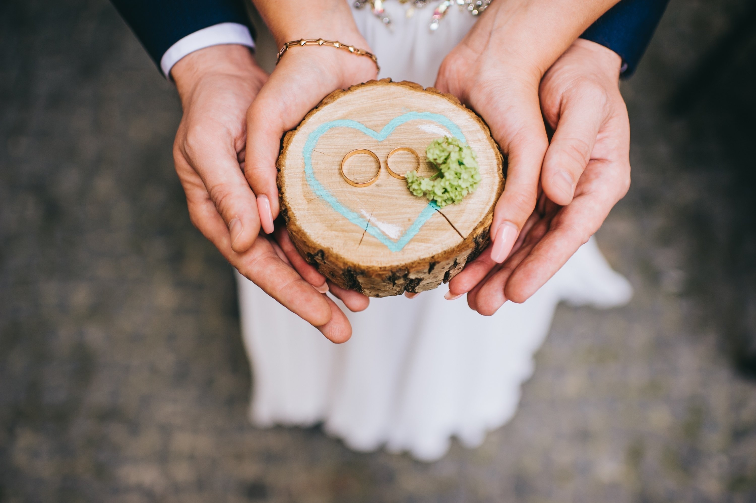 Non-Traditional Wedding Photo Ideas That Use Props